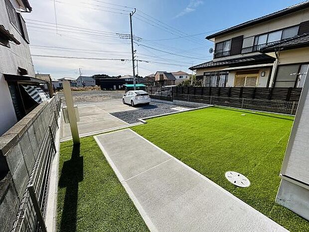 明るい日差しが差し込む開放感のある庭スペースです。手入れがしやすい芝が敷かれており敷地全体がすっきりとしています。広々とした印象のアプローチが魅力的です。屋外の使い方も幅広く考えられるのが特徴です。