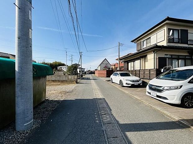 車通りの落ち着いた前面道路が広がっています。歩道もしっかり整備されておりすっきりとした街並みが印象的です。周囲には住宅が並び閑静な雰囲気が特徴的です。道路の幅員も十分に確保されています。