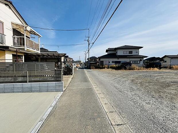 落ち着いた住宅街に位置しており道路幅もゆったりしています。車の出し入れがしやすいのが特徴です。前面道路は見通しがよく周囲の住宅も整っています。周辺環境がすっきりとしていて開放感があります。