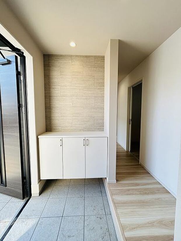 明るい玄関スペースが広がっております。シンプルなデザインでお手入れしやすい造りです。収納付きの下駄箱が設置されております。玄関から廊下への段差も低く安全に配慮された設計です。