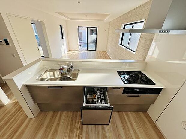 開放感のあるキッチンはシンプルで使いやすいレイアウトです。IHコンロやシンク周りがすっきりとまとまっています。食器洗い乾燥機が設置されており家事の効率化が期待できます。