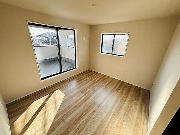 大きな窓からたっぷりと光が差し込む寝室です。床材も明るい色合いで空間が広く感じられます。バルコニーへのアクセスも便利です。シンプルな内装で家具の配置もしやすいです。
