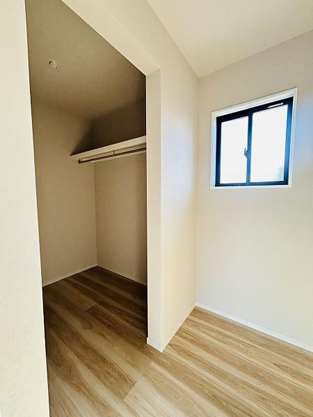 収納スペースがしっかり確保されています。明るい窓があり採光も感じられます。広さがあるため使い勝手も良好です。清潔感のあるフローリングも魅力的です。
