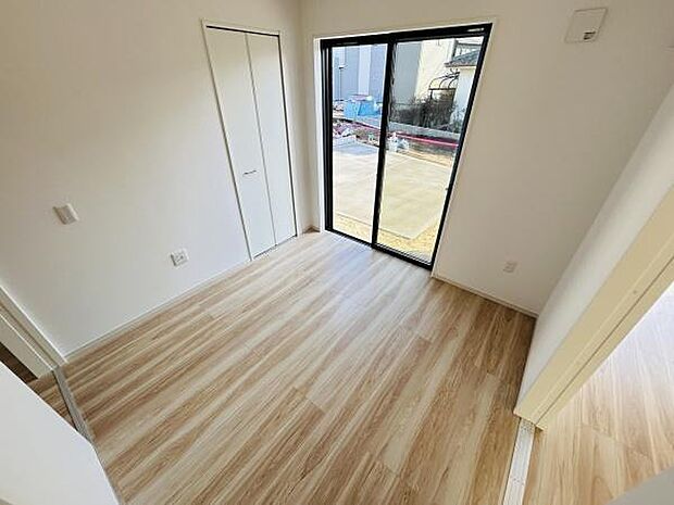 明るい日差しが差し込む洋室です。シンプルなデザインで家具の配置がしやすい空間となっています。床材の色合いがナチュラルな雰囲気を演出します。クローゼット付きで収納にも便利です。