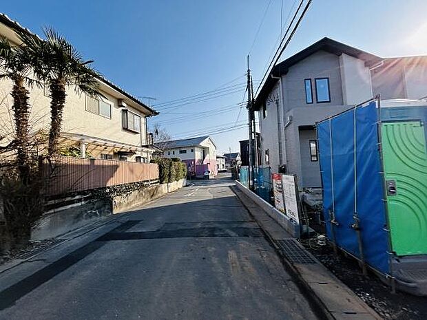 現地周辺は落ち着いた雰囲気の住宅街です。道路は幅員もあり車の通行も安心です。建物が整然と並んでおり街並みが整っています。日当たりもしっかり確保されています。