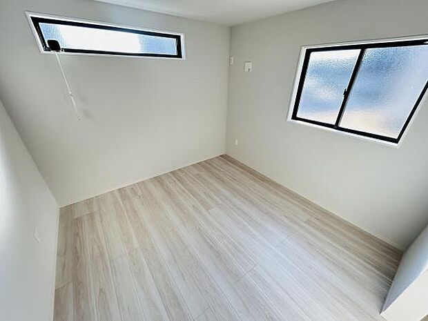 二面採光で室内が明るい印象です。シンプルな内装が特徴的です。全体的にすっきりとした空間です。ナチュラルなフローリングが落ち着いた雰囲気を演出します。角部屋ならではの開放感があります。