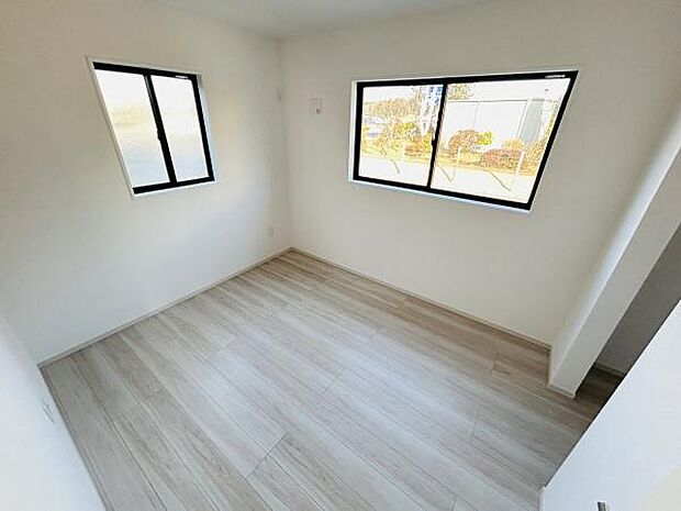 明るい光が差し込む子供部屋です。すっきりとしたフローリングでお掃除も簡単です。二面採光で日中の室内はとても明るい印象です。壁や床の色合いがどんなインテリアにも合わせやすい一室です。
