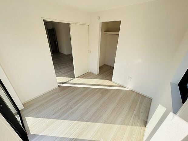 明るい光が差し込む洋室です。ナチュラルなフローリングが空間を広く見せます。収納スペースも用意されておりすっきりとした印象です。窓もあり採光に優れています。室内は落ち着いた雰囲気です。