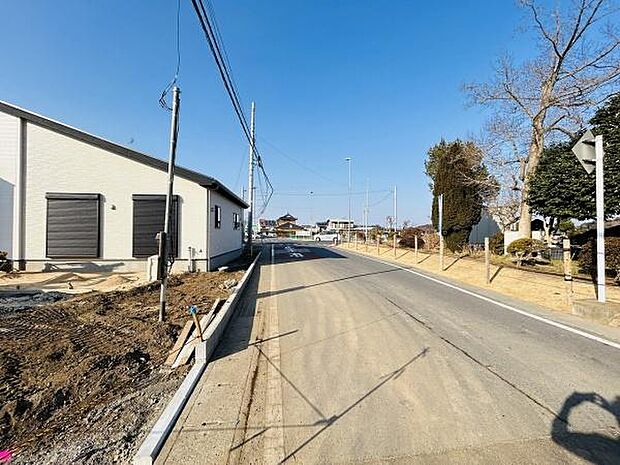 前面道路が広く車の出入りがしやすい印象です。周囲は開放感があります。物件の外観も清潔感があります。道路沿いでアクセスも良好です。静かな環境が感じられます。