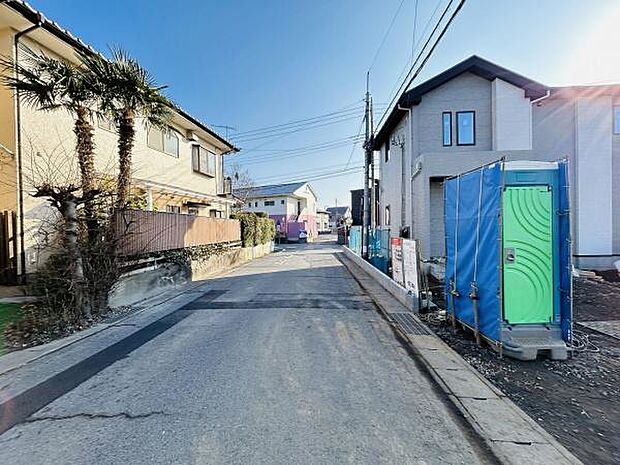前面道路は幅員があり車の出入りもしやすい印象です。周辺は住宅が並んでおり落ち着いた雰囲気です。現地は新しい建物が建築中で今後の発展にも期待が持てます。道路の舗装状態も良好です。