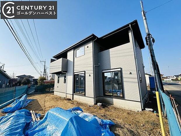 開放感のある角地に建つ新築戸建です。大きな窓が多く採光も良好です。シンプルな外観が特徴の建物です。周辺は落ち着いた住宅街です。