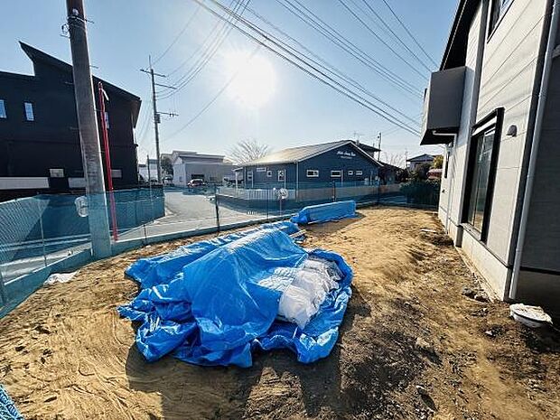 陽当たりの良い庭が広がっています。開放感のあるスペースが魅力です。使い方のアレンジもしやすい敷地です。様々な用途に対応できる広さが特長です。建物とのバランスが取れた庭です。