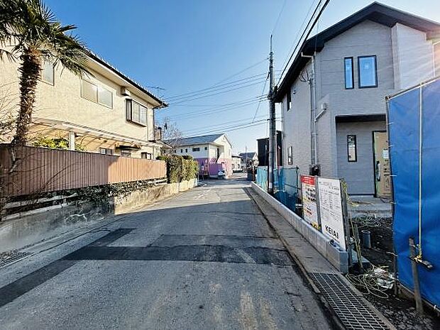 前面道路は幅員がしっかり確保されており車の出入りもスムーズに行えます。周囲は住宅が建ち並び落ち着いた雰囲気です。道路の舗装も整っていますので日々の移動も快適です。現地写真から周囲の様子を確認できます。