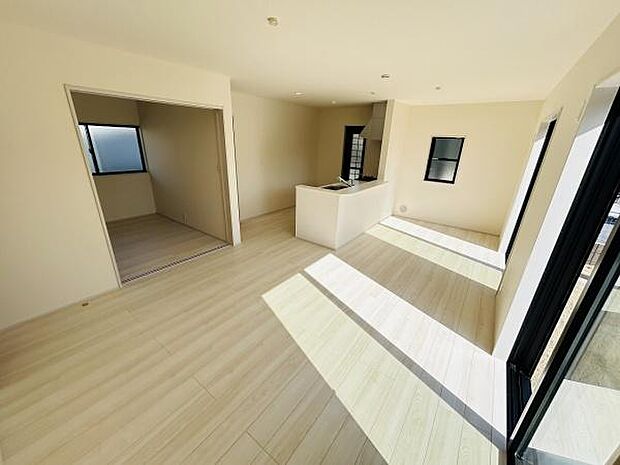 リビングは窓が多く室内にたっぷりと自然光が差し込みます。隣接する和室スペースが開放的な印象を与えます。キッチンからリビング全体を見渡しやすい間取りです。シンプルで使いやすい空間が広がります。