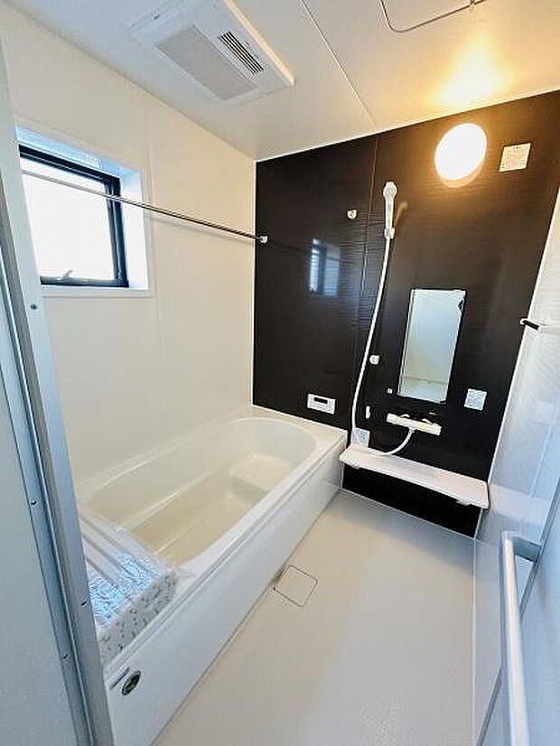 バスルームは落ち着いた色合いのデザインで清潔感があります。浴槽とシャワーエリアがしっかり分かれていて使いやすいです。大きな窓から光も入るので明るい空間を感じられます。