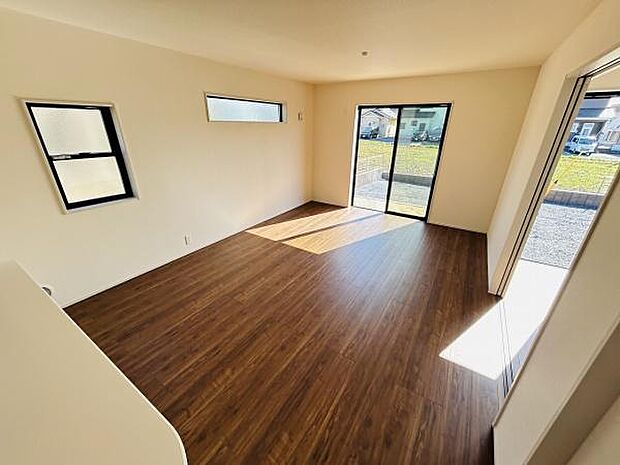 大きな窓から自然光がしっかり入るリビングです。明るく開放感のある空間が広がっています。シンプルで使いやすい形状が特徴的です。木目調のフローリングがアクセントになっています。