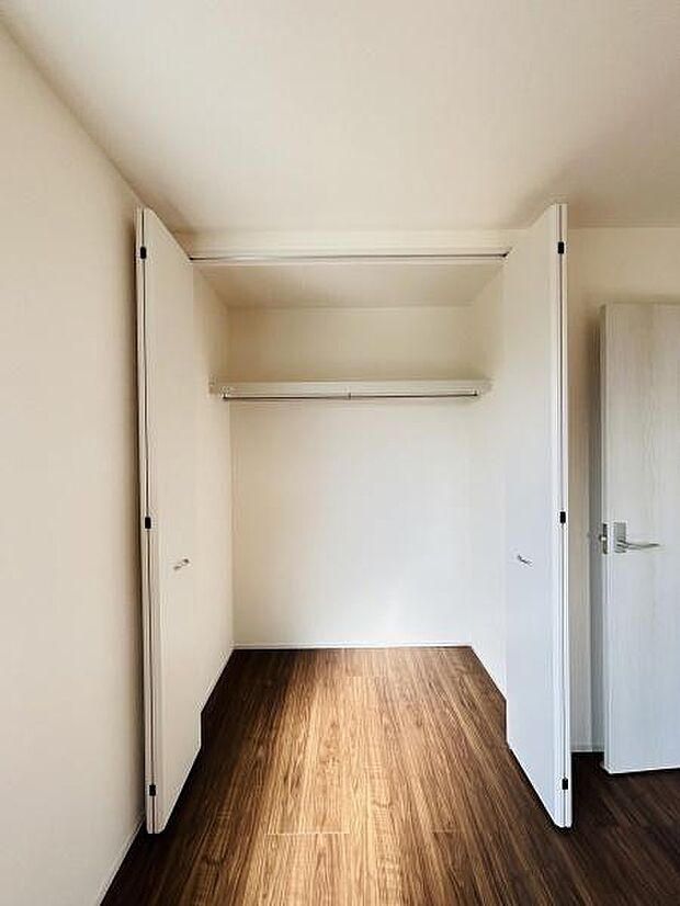 広々とした収納スペースが設けられておりすっきりとした空間を実現できます。クローゼット内部は高さがあり衣類や小物の整理にも便利です。扉が大きく開くタイプのため出し入れもスムーズです。