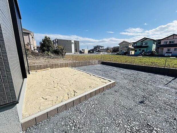 広々とした庭スペースがあり開放感を感じられます。日当たりも良好で快適に過ごせる環境です。防草対策がされており手入れがしやすい点も魅力となっています。お好みに合わせた活用が可能な庭です。