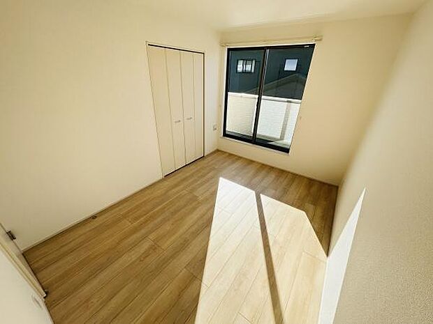 シンプルで整った内装の寝室です。収納スペースが確保されており日差しがしっかり差し込みます。明るく開放感のある空間が広がっています。フローリングが上品な印象を与えます。