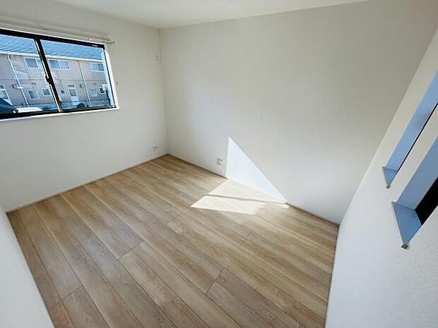 シンプルで使いやすい洋室です。窓からの光が差し込み明るい雰囲気が感じられます。ナチュラルなフローリングが印象的です。壁や床が落ち着いた色合いでインテリアのアレンジがしやすい空間です。