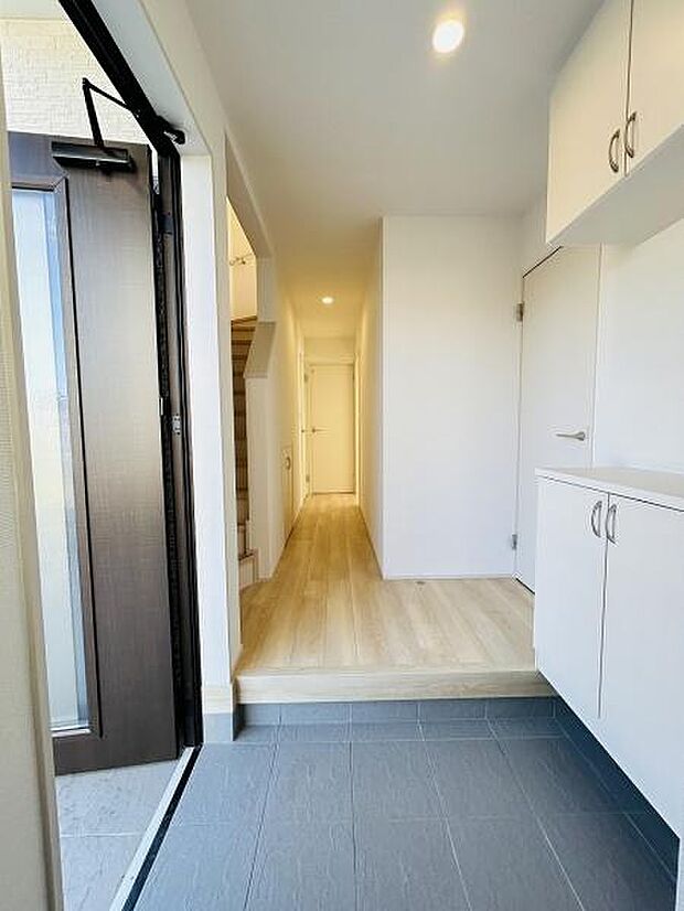 明るく清潔感のある玄関スペースです。収納もしっかりと備わっているため整理整頓がしやすいです。玄関から廊下へと続く動線もゆったりとしています。ナチュラルな床材と白を基調とした空間が印象的です。