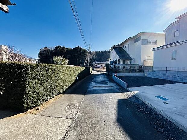 前面道路は見通しが良く車の出入りもスムーズに行えます。周囲の緑が落ち着いた雰囲気を演出しています。道路幅も十分に確保され安心感があります。住環境としてもおすすめできるポイントです。