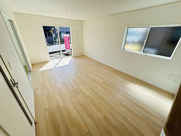 大きな窓から明るい日差しがたっぷり入るリビングです。フローリングが広がり開放感のある空間となっています。シンプルな内装は様々なインテリアに合わせやすいデザインです。