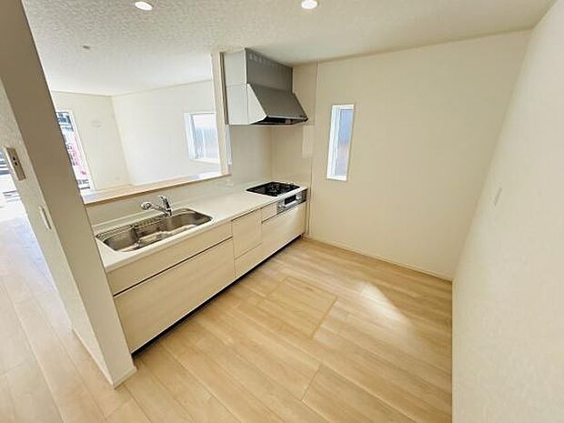 キッチンは明るい空間で窓からの自然光が差し込みます。シンプルで清潔感のあるデザインが魅力です。調理スペースやシンクも広々としており使い勝手の良さが感じられます。