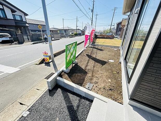 日当たりの良い庭が広がっており様々な用途に活用できます。前面道路からのアクセスもスムーズです。シンプルな外構でお好みに合わせたアレンジがしやすいスペースです。