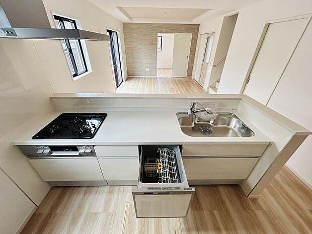 明るく開放感のあるキッチンは効率的な動線が魅力です。食洗機やコンロなどの設備もそろい収納力も充実しています。リビングとつながるレイアウトで空間に広がりを感じられます。窓からの採光も優れたポイントです。