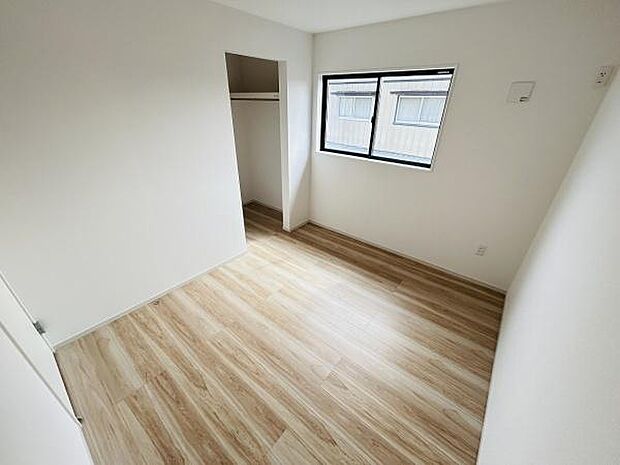 明るい光が差し込む洋室です。ナチュラルな色合いのフローリングが空間を広く感じさせます。クローゼット付きで収納も便利です。シンプルな内装で使いやすいお部屋です。