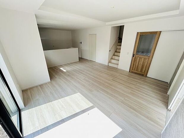 明るい光が差し込むリビングは開放感あふれる空間が広がっています。シンプルな内装でコーディネートしやすくナチュラルな雰囲気が魅力的です。大きな窓から自然の光をたっぷりと取り込むことができます。