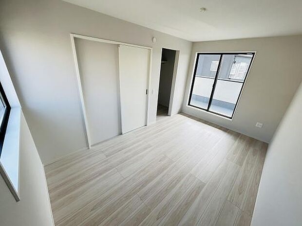 採光が良く室内が明るい寝室です。クローゼット付きで収納スペースも確保されています。シンプルな内装で使い勝手が良い空間です。二面採光により通風にも配慮されています。