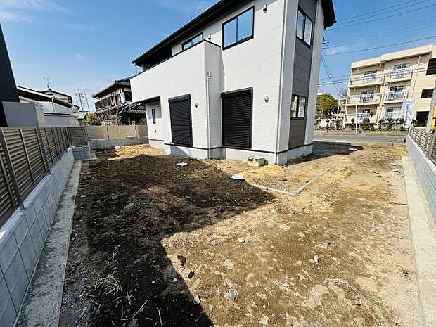 広々とした庭スペースが特徴的です。建物回りもすっきりと整えられお手入れもしやすい敷地です。フェンス付きでプライベート感も確保されています。南向きで日当たりも期待できます。