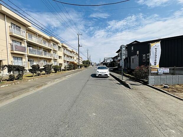 前面道路は見通しが良く車の出し入れがしやすい環境です。周辺には建物が整然と並び落ち着いた雰囲気が感じられます。道路幅もゆとりがあり安心して通行できる点が魅力です。日当たりもよく明るい印象を受けます。