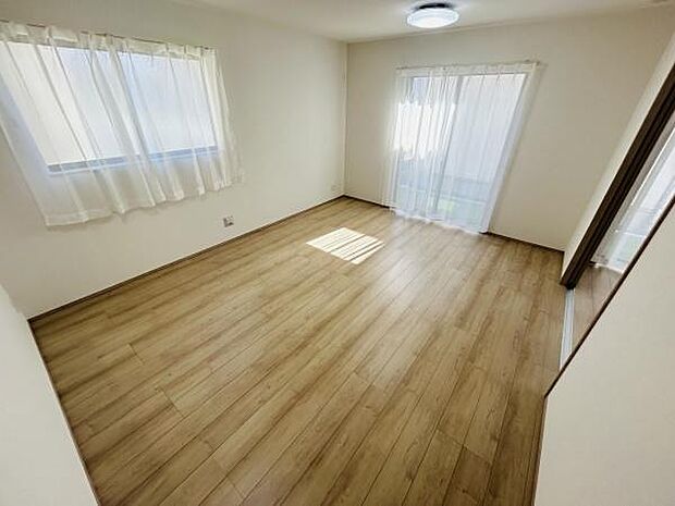 リビングは明るい陽射しが差し込む空間です。窓が多く開放感が感じられます。シンプルな内装でコーディネートがしやすいです。床は木目調で落ち着いた雰囲気です。自然光を活かした快適な空間です。