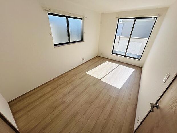 二面採光で明るく開放感のある寝室です。シンプルな内装でどんなインテリアにも馴染みやすい空間となっています。バルコニーに面した窓から自然光が差し込みます。快適な住環境を求める方におすすめです。