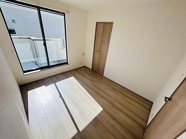 大きな窓から心地よい陽射しが差し込む明るい空間です。シンプルで使いやすいレイアウトが魅力です。クローゼットが付いており収納も確保されています。床材の色合いが部屋全体をやさしい雰囲気に演出します。