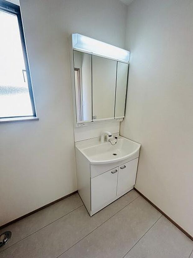 シンプルで清潔感のある洗面台が設置されています。鏡が広く毎日の身支度もしやすい仕様です。収納スペースが備わっており整理整頓にも便利です。程よい明るさの照明付きで使い勝手が良いです。