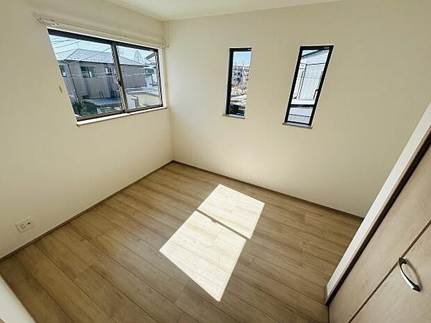 大きな窓から光が差し込む明るい洋室です。すっきりとした内装で家具の配置がしやすい空間です。視線を楽しめるスリット窓がアクセントになっています。収納付きでお部屋も片付きやすいです。