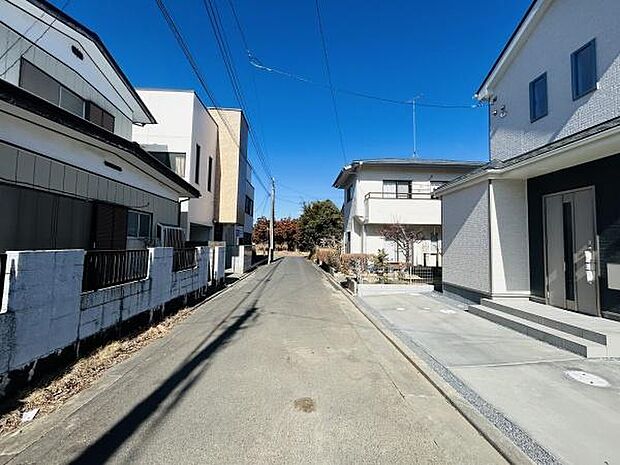 前面道路が広く車の出入りもスムーズに行えます。周囲の住宅も整然としており街並みがきれいです。日当たりの良さも感じられる現地写真です。静かな環境で快適な住まいをお探しの方におすすめです。