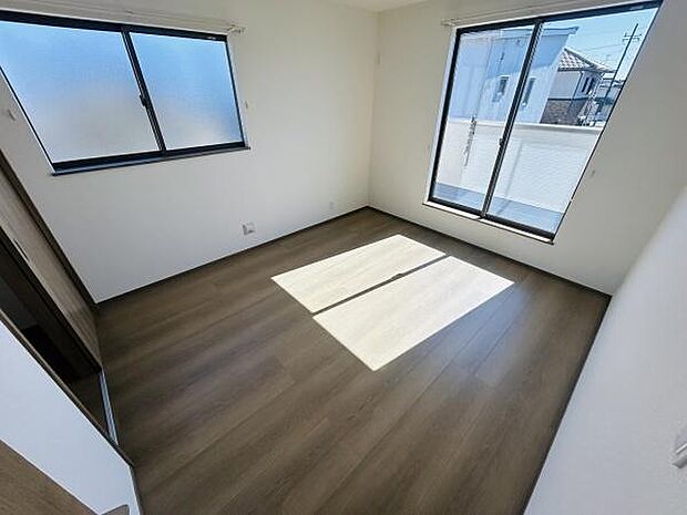 二面採光で明るい寝室です。床材のカラーが落ち着いた雰囲気を演出しています。十分な広さを感じられるすっきりとした空間です。窓から差し込む自然光が心地よさを引き立てます。