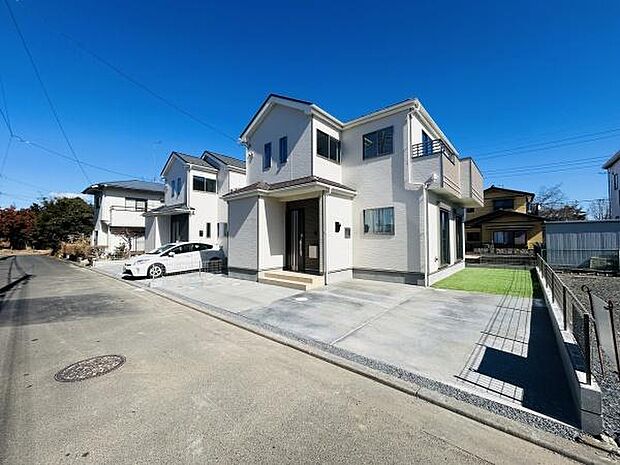 駐車スペースが広く確保されており車を複数台置くことも可能です。敷地内にしっかりと駐車場が設けられているので安心です。車の出し入れもしやすい広々とした設計となっています。玄関までの動線もスムーズです。