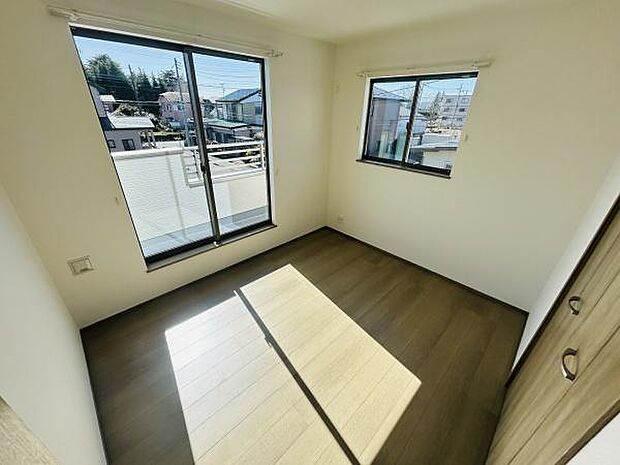 二面採光で明るさを感じられる洋室です。収納スペースも備わっておりすっきり片付けられます。落ち着いた色合いのフローリングが特徴的です。整った形状で家具の配置もしやすい室内となっています。