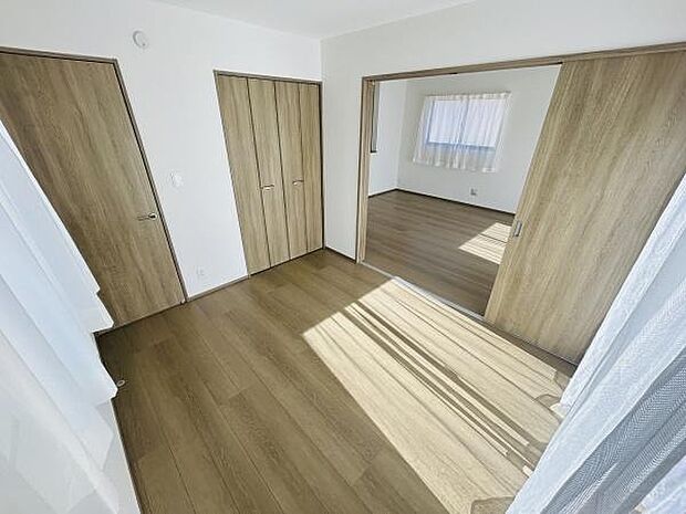 ナチュラルな色合いのフローリングが空間を引き締めます。ダブルクローゼットで収納も確保されています。引き戸で空間を分けたりつなげたりでき使い勝手が良好です。