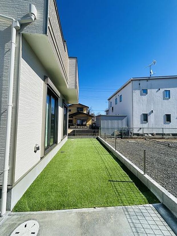 陽当たりの良い庭が特徴的です。手入れのしやすい広さで日々の管理も快適です。隣接した建物との間隔も十分に確保されています。ゆったりとした屋外空間が広がっています。