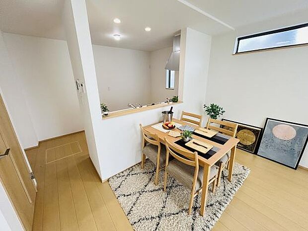 キッチンとダイニングが一体的に配置され使いやすい動線が魅力です。ナチュラルな木目調の床が空間を明るく演出します。カウンター越しに視界が抜け開放感も感じられるつくりです。