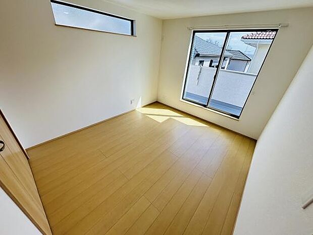 大きな窓から自然光がしっかりと差し込み室内が明るく感じられます。シンプルな内装で幅広いレイアウトに対応できます。フローリングの床が清潔感を演出しています。スッキリとした空間で快適な時間を過ごせます。