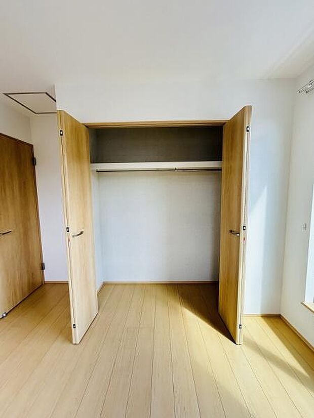 扉が大きく開き収納内部が見渡しやすい設計です。床と同系色の木目調が空間に調和しています。内部はシンプルで使いやすい構造となっています。収納スペースがしっかり確保されています。