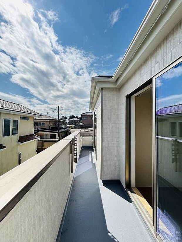 バルコニーはゆったりとしたスペースで開放感があります。日当たりの良い空間が広がっています。外の景色も楽しめる位置となっています。スライドドアで室内との行き来がスムーズです。